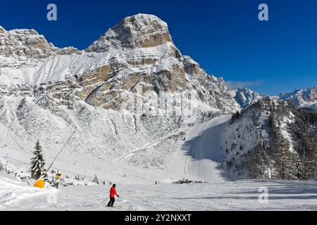 Skifahrer auf Einer Piste im Wintersportort Colfosco, Colfosco, am Fuße des Sassongher Peak im Skigebiet Alta Badia, Dolomiten, Süd-T Stockfoto