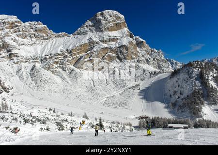 Skifahrer auf Einer Piste im Wintersportort Colfosco, Colfosco, am Fuße des Sassongher Peak im Skigebiet Alta Badia, Dolomiten, Süd-T Stockfoto