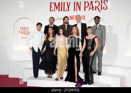 Paul Forman, William Abadie, Ashley Park, Lucas Bravo, Lily Collins, Bruno Gouery, Philippine Leroy-Beaulieu, Samuel Arnold, Darren Star, Arnaud Binard und Camille Razat bei der Premiere der 4. Staffel der Netflix Serie „Emily in Paris“ im Space Cinema Moderno. Rom, 10.09.2024 Stockfoto