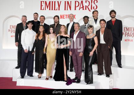 Andrew Fleming, Raoul Bova, Paul Forman, William Abadie, Ashley Park, Lucas Bravo, Lily Collins, Bruno Gouery, Philippine Leroy-Beaulieu, Samuel Arnold, Darren Star, Arnaud Binard, Camille Razat, Eugenio Franceschini und Kevin Dias bei der Premiere der 4. Staffel der Netflix Serie „Emily in Paris“ im Space Cinema Moderno. Rom, 10.09.2024 Stockfoto