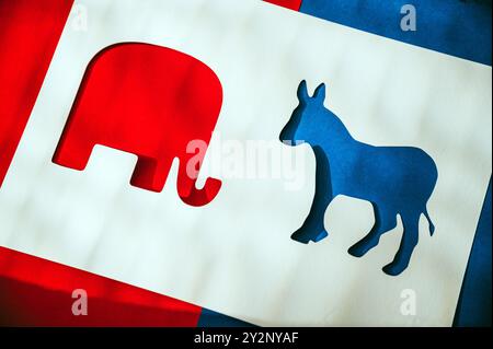 Red Republican Elephant und Blue Democrat Donkey repräsentieren Rivalität bei den US-Präsidentschaftswahlen 2024 Stockfoto