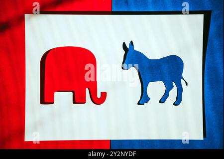 Red Elephant und Blue Donkey sind in Rivalität bei der US-Präsidentschaftswahl 2024 zwischen Republikanern und Demokraten gefangen Stockfoto