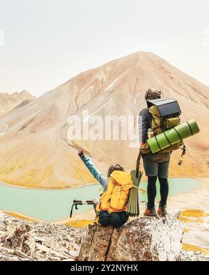 Glückliches junges Millennial-Paar genießt den Blick auf die Berge des kaukasus, der über dem berühmten türkisfarbenen Wasser des Kelitsadi-Sees steht Stockfoto