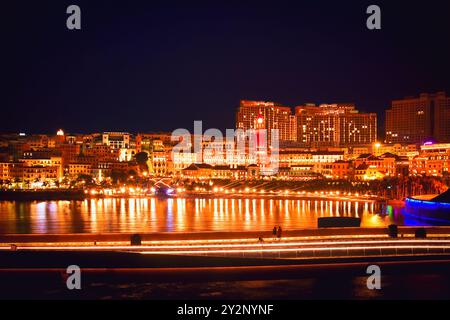 Phuy Quoc, Vietnam - 15. februar 2024: Beleuchteter Strand bei Sonnenuntergang, Spitzenziel auf der Perleninsel Phu Quoc. Kiss Bridge. Berühmte europäer Stockfoto