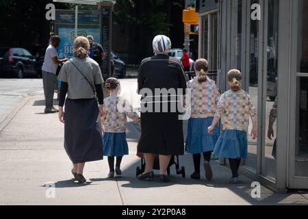 Orthodoxe jüdische Frauen sind wahrscheinlich eine Familie, mit ähnlich gekleideten Töchtern. An der Lee Avenue in Williamsburg, Brooklyn, New York, einem orthodoxen jüdischen Viertel. Stockfoto