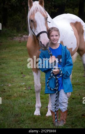 Ein süßes Mädchen und ihr Haustier Paint Horse auf der 100. Jährlichen Yorktown Grange Fair in Yorktown Heights, Westchester, New York Stockfoto