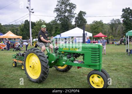 Ein grüner John Deere Traktor aus dem Jahr 1947 mit gelben Felgen bei der 100. Yorktown Grange Fair Traktorparade in Westchester, New York. Stockfoto