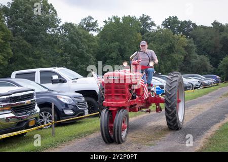 Ein roter McCormick Farmall Traktor aus dem Jahr 1945 auf der Yorktown Grange Fair Tractor Parade in Westchester, New York. Stockfoto