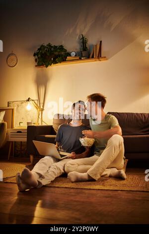 Zwei Männer teilen sich an einem gemütlichen Abend fröhliche Momente. Stockfoto