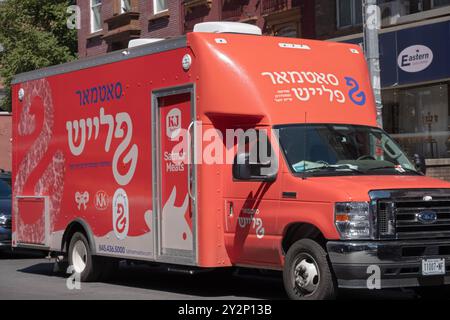 Truck - Van für den Satmar Fleischladen mit jiddischer Schrift. Auf der Lee Avenue im Williamsburg-Abschnitt von Brooklyn, New York Stockfoto