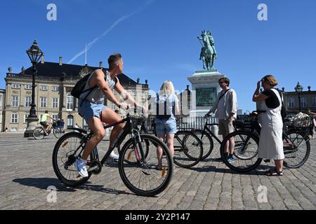 Kopenhagen, Dänemark - 1. August 2024: Radfahrer in der Nähe des Schlosses Amalienborg in Kopenhagen. Stockfoto