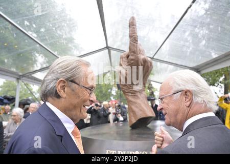 Stockholm, Schweden. September 2024. König Carl XVI. Gustaf von Schweden nimmt an der Enthüllung des Antidoping-Bronzemonuments „et PurusStockholm“ Teil, das von der Künstlerin Sassona Norton geschaffen wurde, um den schwedischen Professor Arne Ljunqvist und seine lebenslange Arbeit für sauberen Sport und eine dopingfreie Gesellschaft zu ehren, am 11. September 2024 im Galärparken auf der Djurgården in Stockholm, Schweden. Foto: Henrik Montgomery/TT/Code 10060 Credit: TT News Agency/Alamy Live News Stockfoto