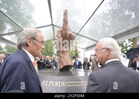 Stockholm, Schweden. September 2024. König Carl XVI. Gustaf von Schweden nimmt an der Enthüllung des Antidoping-Bronzemonuments „et PurusStockholm“ Teil, das von der Künstlerin Sassona Norton geschaffen wurde, um den schwedischen Professor Arne Ljunqvist und seine lebenslange Arbeit für sauberen Sport und eine dopingfreie Gesellschaft zu ehren, am 11. September 2024 im Galärparken auf der Djurgården in Stockholm, Schweden. Foto: Henrik Montgomery/TT/Code 10060 Credit: TT News Agency/Alamy Live News Stockfoto