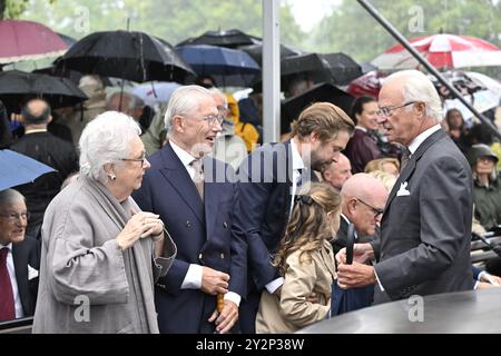 Stockholm, Schweden. September 2024. König Carl XVI Gustaf von Schweden, seine Schwester Prinzessin Christina, Frau Magnuson und ihr Ehemann Tord Magnuson nehmen Djurgården am 11. September 2024 an der Enthüllung des Antidoping-Bronzemonuments „et Purus Stockholm“ Teil, das die Künstlerin Sassona Norton im Galärparken in Stockholm, Schweden, geschaffen hat.Foto: Henrik Montgomery/TT/Code 10060 Credit: TT News Agency/Alamy Live News Stockfoto