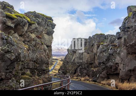 Ein Wanderer spaziert auf einem Pfad im Thingvellir Nationalpark, Island, mit dem berühmten Grabenbruch zwischen den nordamerikanischen und eurasischen tektonischen Platten Stockfoto