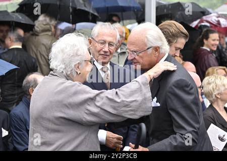 Stockholm, Schweden. September 2024. König Carl XVI Gustaf von Schweden, seine Schwester Prinzessin Christina, Frau Magnuson und ihr Ehemann Tord Magnuson nehmen Djurgården am 11. September 2024 an der Enthüllung des Antidoping-Bronzemonuments „et Purus Stockholm“ Teil, das die Künstlerin Sassona Norton im Galärparken in Stockholm, Schweden, geschaffen hat.Foto: Henrik Montgomery/TT/Code 10060 Credit: TT News Agency/Alamy Live News Stockfoto