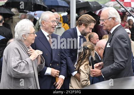 Stockholm, Schweden. September 2024. König Carl XVI Gustaf von Schweden, seine Schwester Prinzessin Christina, Frau Magnuson und ihr Ehemann Tord Magnuson nehmen Djurgården am 11. September 2024 an der Enthüllung des Antidoping-Bronzemonuments „et Purus Stockholm“ Teil, das die Künstlerin Sassona Norton im Galärparken in Stockholm, Schweden, geschaffen hat.Foto: Henrik Montgomery/TT/Code 10060 Credit: TT News Agency/Alamy Live News Stockfoto