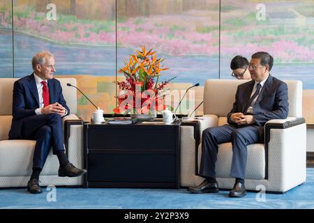 Shanghai, China 20240911. Der norwegische Premierminister Jonas Gahr Store traf am Mittwoch den Gouverneur von Shanghai Chen Jining. Es war der letzte Halt auf seiner dreitägigen Reise nach China. Foto: Heiko Junge / NTB Stockfoto