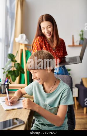 Eine Mutter genießt eine gute Zeit mit ihrem Sohn, fördert Kreativität und Lernen. Stockfoto