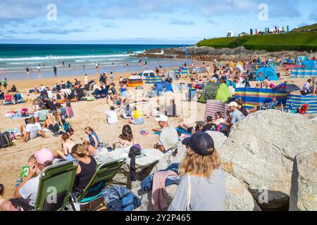 Urlauber genießen die Sommersonne am berühmten Fistral Beach in Newquay in Cornwall, Großbritannien. Stockfoto