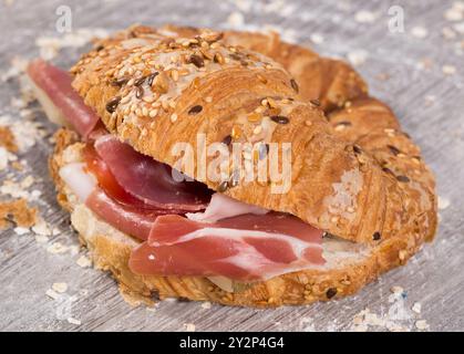 Sandwich mit Croissant-Käse und Parmaschinken Stockfoto