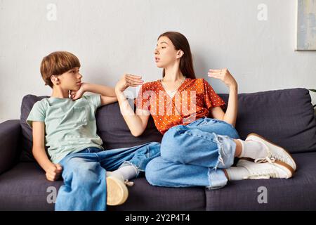 Eine Mutter führt innige Gespräche mit ihrem Sohn auf der Couch. Stockfoto