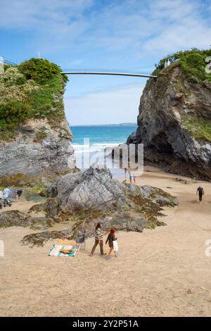 Die berühmte Hängebrücke, die die Insel mit dem Festland verbindet, am Towan Beach in Newquay in Cornwall, Großbritannien. Stockfoto