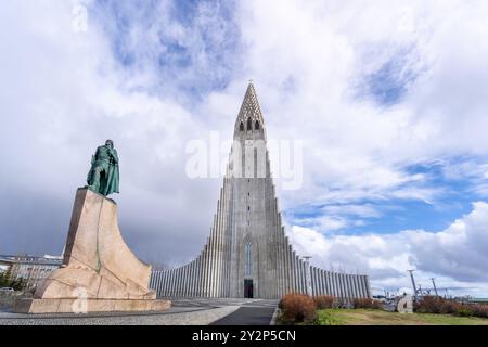 Die ikonische Hallgrimskirkja-Kirche dominiert die Skyline von Reykjavik, mit der Statue von Leif Eriksson, dem nordischen Entdecker, im Vordergrund. Reykjavik, Stockfoto