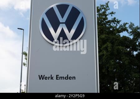 Emden, Deutschland. September 2024. Der Eingang zum VW-Werk. Volkswagen will seine Kostensenkungspläne verschärfen. Es besteht auch die Gefahr, dass Anlagen geschlossen werden. Niedersachsens Ministerpräsident weil sprach mit Arbeitnehmervertretern im VW-Werk Emden über die Situation. Quelle: Alicia Windzio/dpa/Alamy Live News Stockfoto