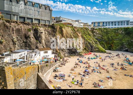 Urlauber, die das sonnige Sommerwetter am GT Great Western Beach in Newquay im britischen Cornwall genießen. Stockfoto