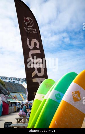 Surfbretter können am Towan Beach in Newquay in Cornwall in Großbritannien gemietet werden. Stockfoto