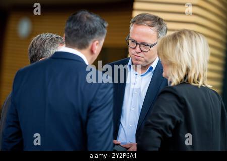 CDU FRAKTIONSSITZUNG im THÜRINGER LANDTAG 11/09/2024 - Erfurt: Der Fraktionsvorsitzende der CDU Thüringen, Mario Voigt, im Gespräch im Anschluss an die CDU Fraktionssitzung im Thüringer Landtag am 11. September 2024. /                     *** CDU-FRAKTIONSSITZUNG IM THÜRINGER LANDTAG 11 09 2024 Erfurt der Vorsitzende der CDU Thüringen-Fraktion, Mario Voigt, im Gespräch nach der CDU-Fraktionssitzung im Thüringer landtag am 11. September 2024 5249585 Stockfoto