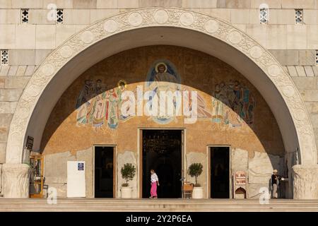 Zwei Frauen am Eingang zur Kathedrale der Auferstehung Christi im Stadtzentrum von Podgorica in Montenegro auf dem Balkan an einem sonnigen Tag. Stockfoto