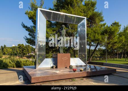 Das Wladimir-Wysotsky-Denkmal im Stadtzentrum von Podgorica in Montenegro auf dem Balkan an einem sonnigen Tag mit blauem Himmel und grünen Bäumen im Park. Stockfoto