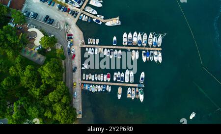 Porec, Istrien, Kroatien - 26. August 2024: Luftaufnahme des Hafens von Zelena Laguna bei Porec, Kroatien, mit zahlreichen Freizeitbooten und Yachten *** Luftaufnahme des Hafens von Zelena Laguna bei Porec, Kroatien, mit zahlreichen Freizeitbooten und Yachten Stockfoto