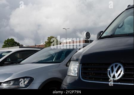 Emden, Deutschland. September 2024. Auf dem Standort Volkswagen Emden stehen verschiedene Firmenfahrzeuge ab. VW will seine Kostensenkungspläne verschärfen. Es besteht auch die Gefahr, dass Anlagen geschlossen werden. Niedersachsens Ministerpräsident weil sprach mit Arbeitnehmervertretern am VW-Standort Emden über die Situation. Quelle: Alicia Windzio/dpa/Alamy Live News Stockfoto