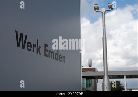 Emden, Deutschland. September 2024. Der Eingang zum Volkswagen-Werk in Emden. Es besteht auch die Gefahr, dass Anlagen geschlossen werden. Niedersächsischer Ministerpräsident weil diskutierte die Situation mit Arbeitnehmervertretern im VW-Werk Emden. Quelle: Alicia Windzio/dpa/Alamy Live News Stockfoto