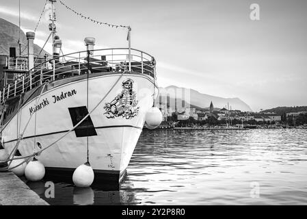 Hafen von Makarska Stadt, beliebter touristischer Badeort an der Adriaküste Kroatiens am 25. August 2024 Stockfoto