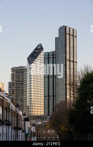 Die georgianischen Häuser der Elia Street werden heute durch die Sanierung der Old Street dominiert. Elia Street, Islington, London, Großbritannien. November 2022 Stockfoto