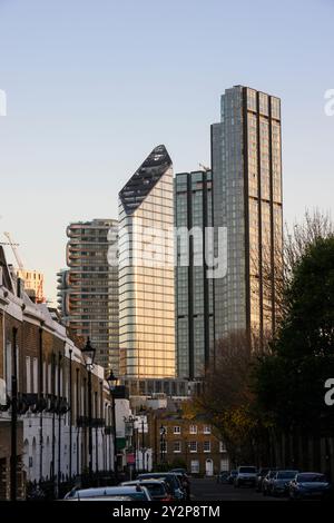 Die georgianischen Häuser der Elia Street werden heute durch die Sanierung der Old Street dominiert. Elia Street, Islington, London, Großbritannien. November 2022 Stockfoto