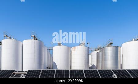 Weinverarbeitungsanlage mit großen Gärungs- und Lagertanks und installierten Solarpaneelen im ländlichen South Australia an einem hellen Tag Stockfoto