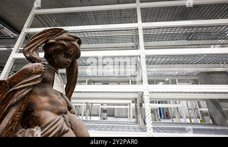 Potsdam, Deutschland. September 2024. Eine Skulptur steht vor den noch leeren Regalen des neuen Skulpturendepots der Stiftung Preußische Paläste und Gärten Berlin-Brandenburg. Das Central Art Depot in der Nähe des Hauptbahnhofs wurde mit einer Schlüsselübergabe eröffnet. Quelle: Jens Kalaene/dpa/Alamy Live News Stockfoto