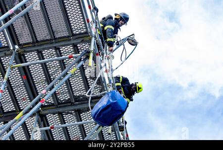 Aalborg, Dänemark. September 2024. Abdulaziz Almulhim aus Saudi-Arabien in der Altersgruppe 30-34 Jahre tritt in voller Uniform und Ausrüstung im Wettbewerb World's Tough Firefighter bei der Feuerwehrweltmeisterschaft 15 an. World Firefighter Games, Mittwoch, 11. September 2024 in Aalborg. (Foto: Henning Bagger/Ritzau Scanpix) Credit: Ritzau/Alamy Live News Stockfoto