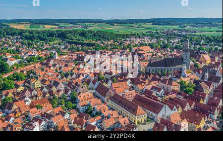 Luftaufnahme nach Nördlingen im Geopark Ries in Nordschwaben Stockfoto