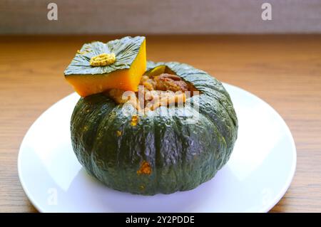 Hausgemachter gedämpfter ganzer Kürbis gefüllt mit Thai-Pudding namens Sankaya Faktong Stockfoto