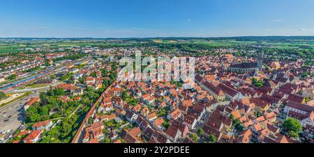 Luftaufnahme nach Nördlingen im Geopark Ries in Nordschwaben Stockfoto