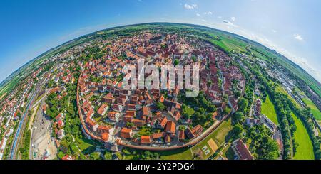 Luftaufnahme nach Nördlingen im Geopark Ries in Nordschwaben Stockfoto