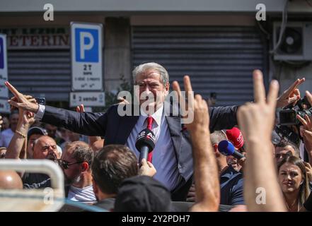 Tirana, Tirana, Albanien. September 2024. Sali Berisha, Führer der albanischen oppositionellen Demokratischen Partei, spricht seine Anhänger an, als sie im Büro des Sonderstaatsanwalts für Korruptionsbekämpfung (SPAK) eintreffen, wo er von den Staatsanwälten des Landes wegen Korruption angeklagt werden muss. (Kreditbild: © Armando Babani/ZUMA Press Wire) NUR REDAKTIONELLE VERWENDUNG! Nicht für kommerzielle ZWECKE! Stockfoto