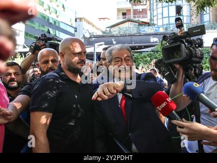 Tirana, Tirana, Albanien. September 2024. Sali Berisha, Vorsitzender der Demokratischen Oppositionspartei Albaniens, kommt in das Büro des Sonderstaatsanwalts für Korruptionsbekämpfung (SPAK), wo er von den Staatsanwälten des Landes wegen Korruption angeklagt werden muss. (Kreditbild: © Armando Babani/ZUMA Press Wire) NUR REDAKTIONELLE VERWENDUNG! Nicht für kommerzielle ZWECKE! Stockfoto