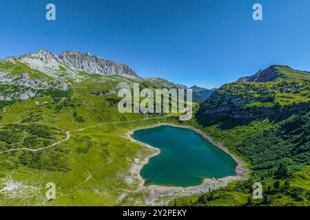 Imposante alpine Natur am Formariner See in der Nähe der Freiburger Hütte in den Vorarlberger Alpen Stockfoto